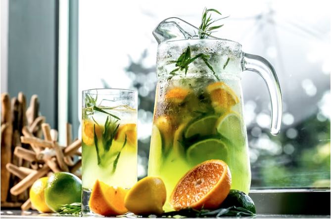 Deretan Resep Infused Water Buah Penurun Kolesterol untuk Minuman Harian