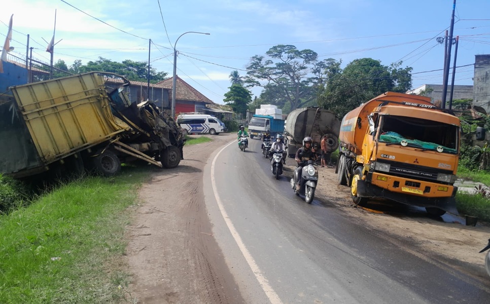 Tragis, Adu Kambing Truk vs Mobil Tangki di Lingkar Selatan Jambi, 3 Orang Luka-Luka