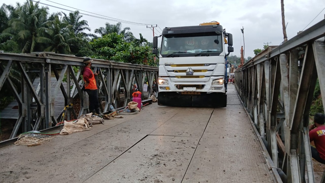 Uji Coba Jembatan Bailey Penghubung Jambi - Sumbar Berjalan Lancar