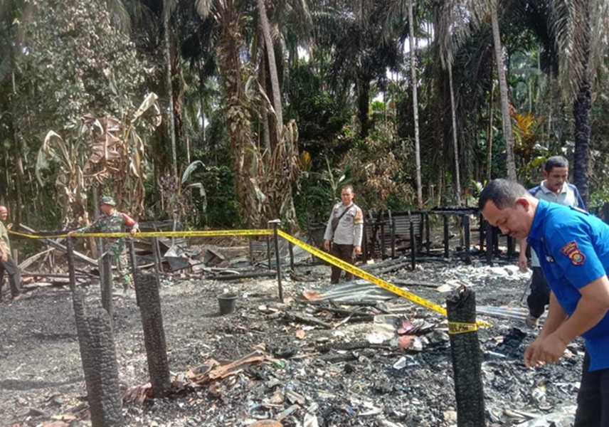 Kebakaran di Mendahara Ulu Tanjab Timur, 2 Rumah Rata dengan Tanah, 1 Warga Luka Bakar