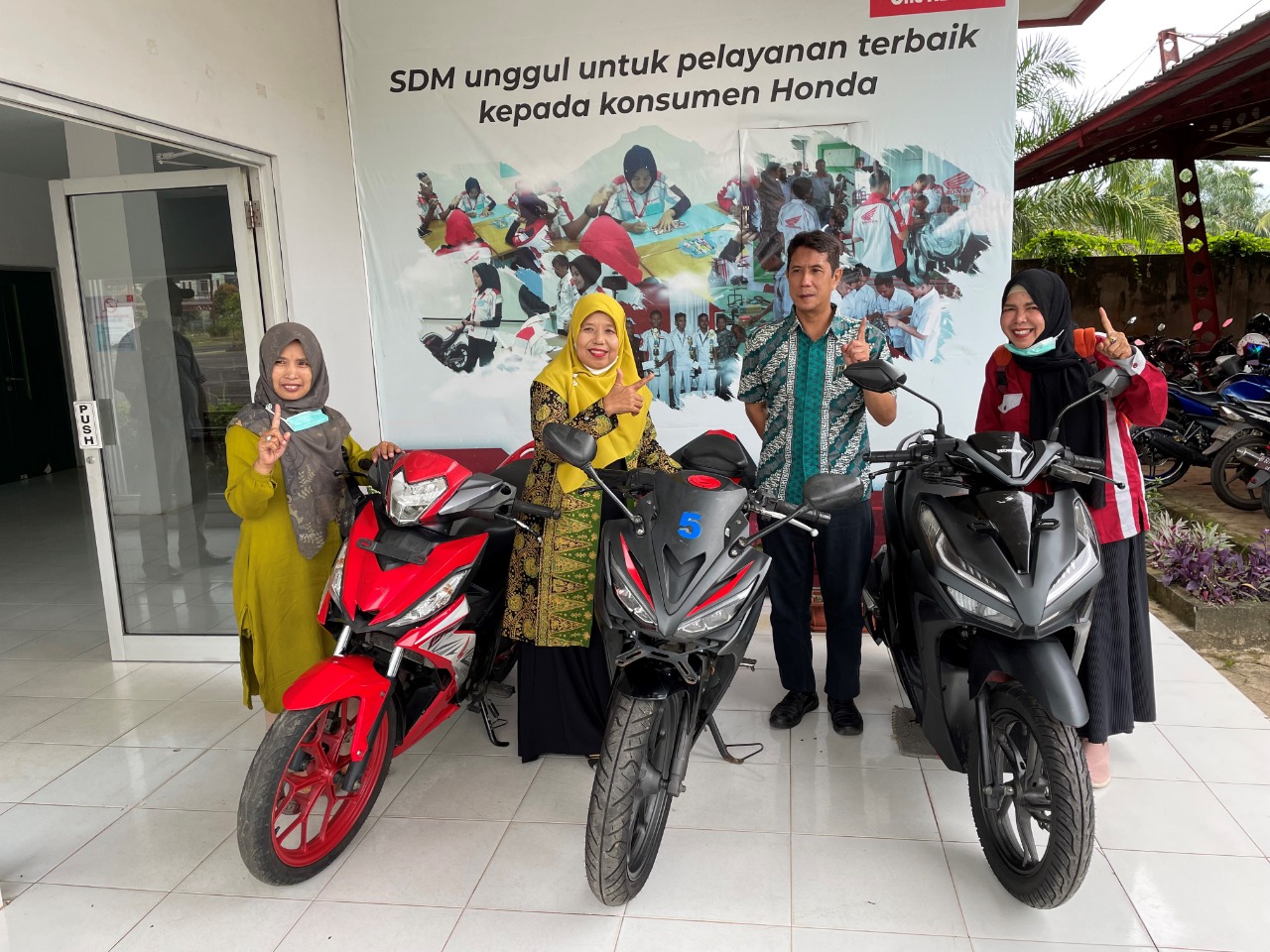 Sinsen Donasikan 3 Unit Sepeda Motor untuk SMK Binaan Honda