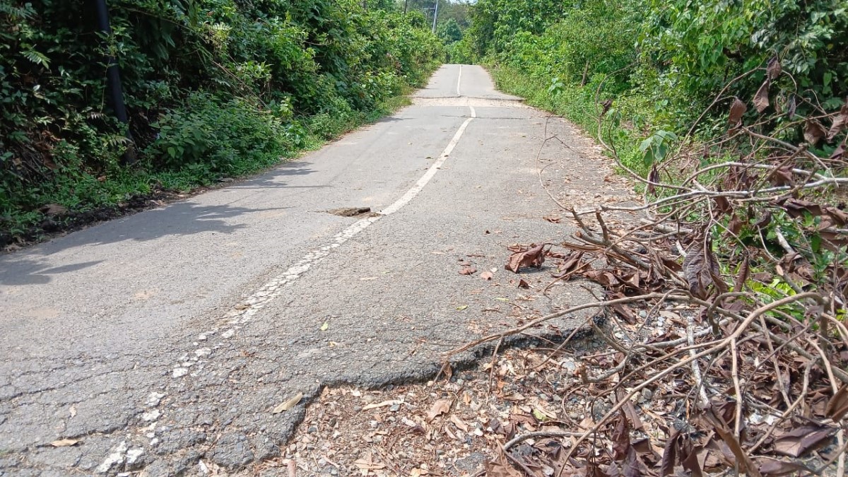 Jalan Provinsi Jambi di Rantau Ikil Jujuhan Amblas, Warga Keluhkan Kondisi Buruk Minta Segera Diperbaiki