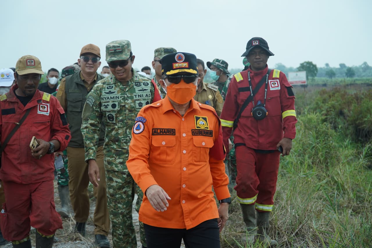 Gubernur Jambi Turun Langsung Padamkan Karhutla di Desa Puding Muarojambi 