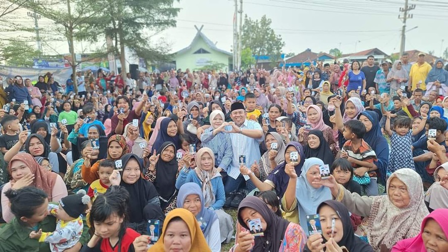 Hujan Tak Surutkan Semangat Emak-emak Tanjung Sari untuk Bertemu dengan H Abdul Rahman dan Istri