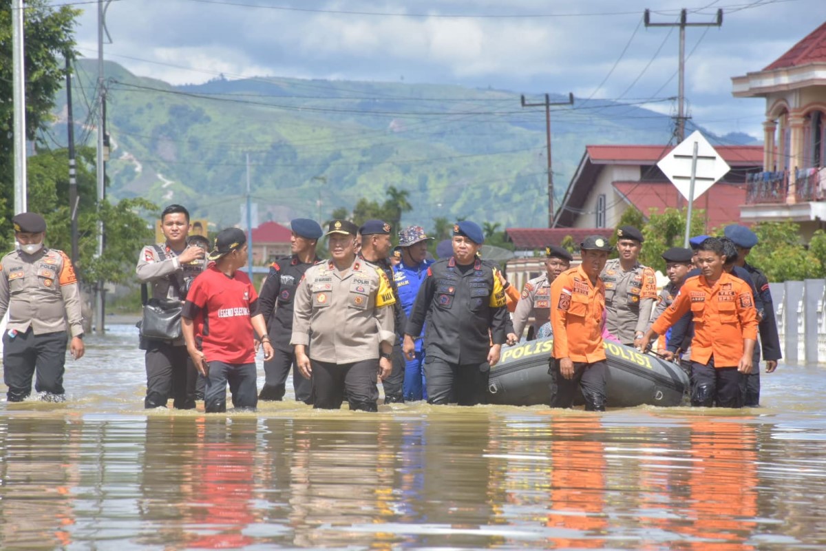 Di Tengah Banjir, Wakapolda Jambi Brigjen Pol Edi Mardianto Kunjungi Korban Banjir di Kerinci 