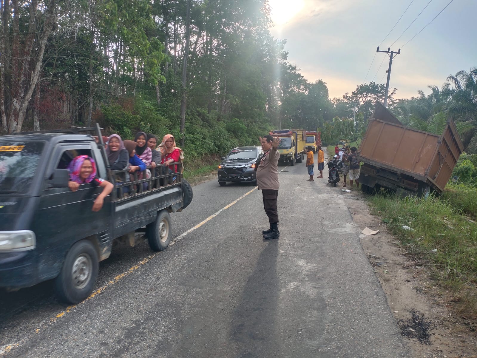 Tragis, Satu Keluarga Tewas Ditabrak Truk Sawit di Batanghari