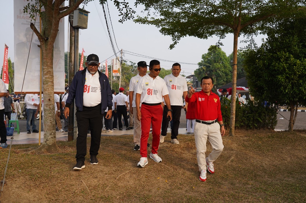 Momen HUT ke-81 RI! Danrem 042/Gapu Ikuti Jalan Sehat di Lapangan Garuda