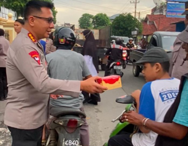 Kapolresta Jambi Gandeng Mahasiswa UIN, Bagikan Ratusan Takjil Jelang Berbuka Puasa