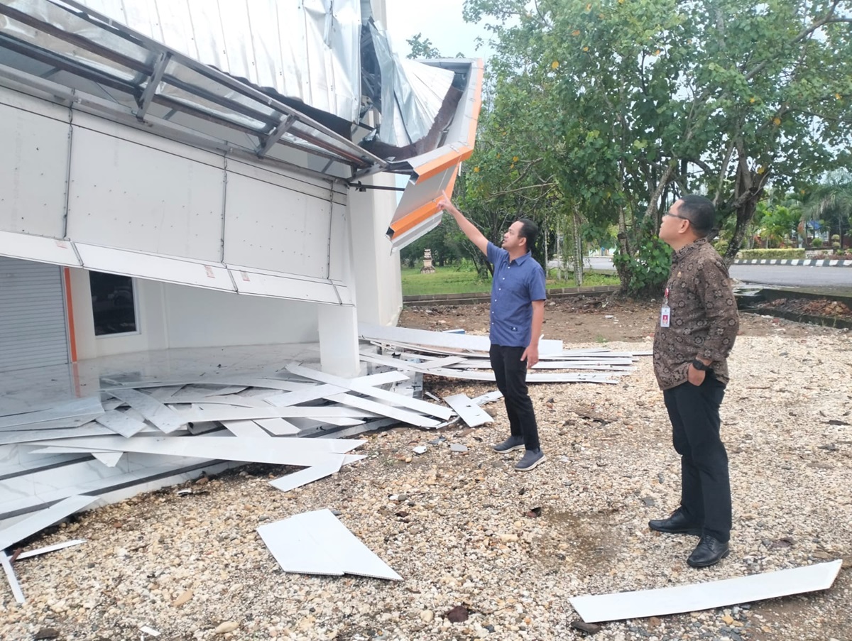 Atap Gedung Mall Pelayanan Publik Muaro Jambi Roboh, Kontraktor, Konsultan dan Pengawas Jadi Sorotan