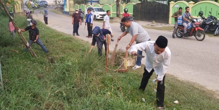 Disdik Provinsi Jambi Gotong Royong Bersihkan Arena STQ Nasional 2023 