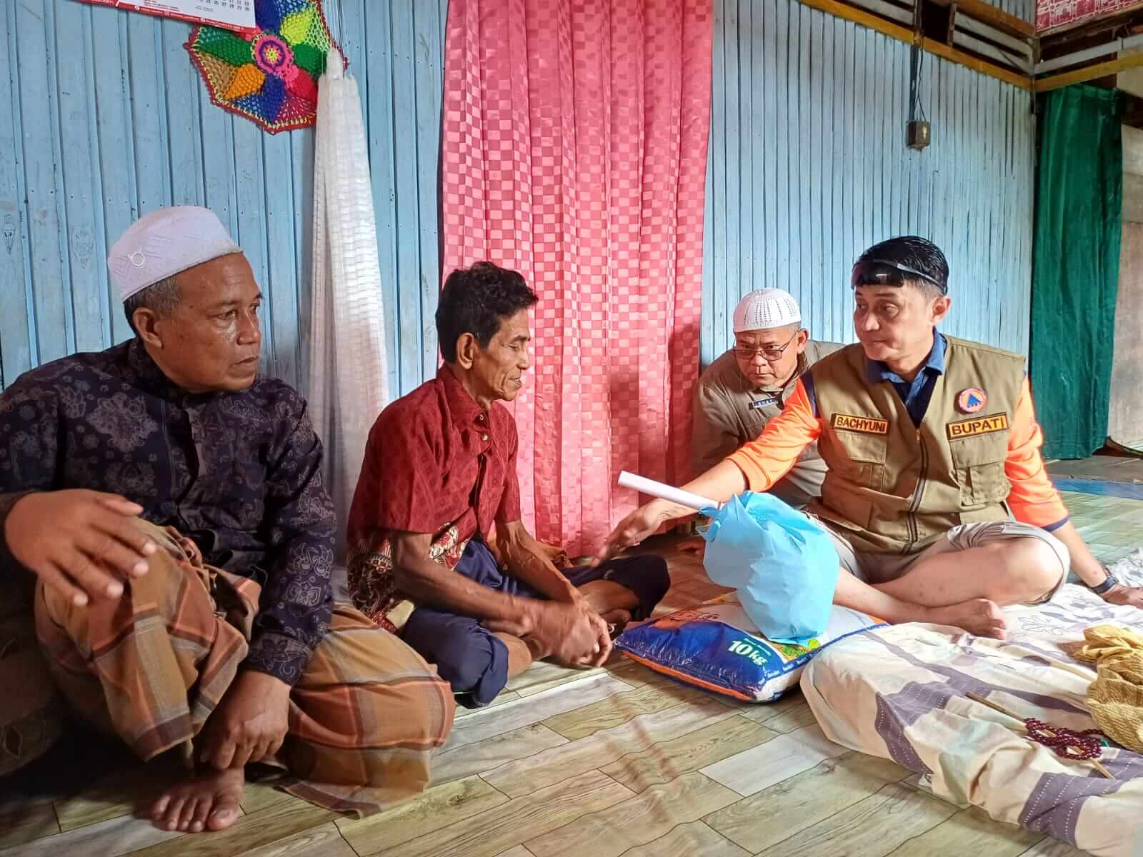 Pj Bupati Bachyuni Serahkan Bantuan ke Korban Banjir 