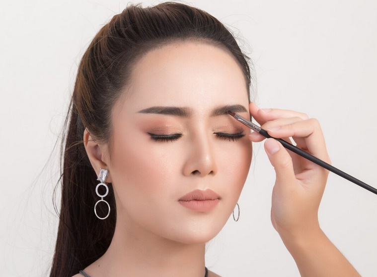 Waduh! Riasan Mata Ternyata Bisa Bikin Buta, Ini Penjelasan Dokternya!