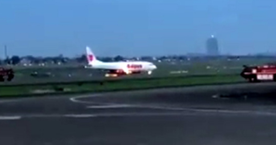 Detik Detik Pesawat Lion Air JT330 Mendarat Darurat Disambut Dua Mobil Pemadam Kebakaran,  Penuh Ketegangan