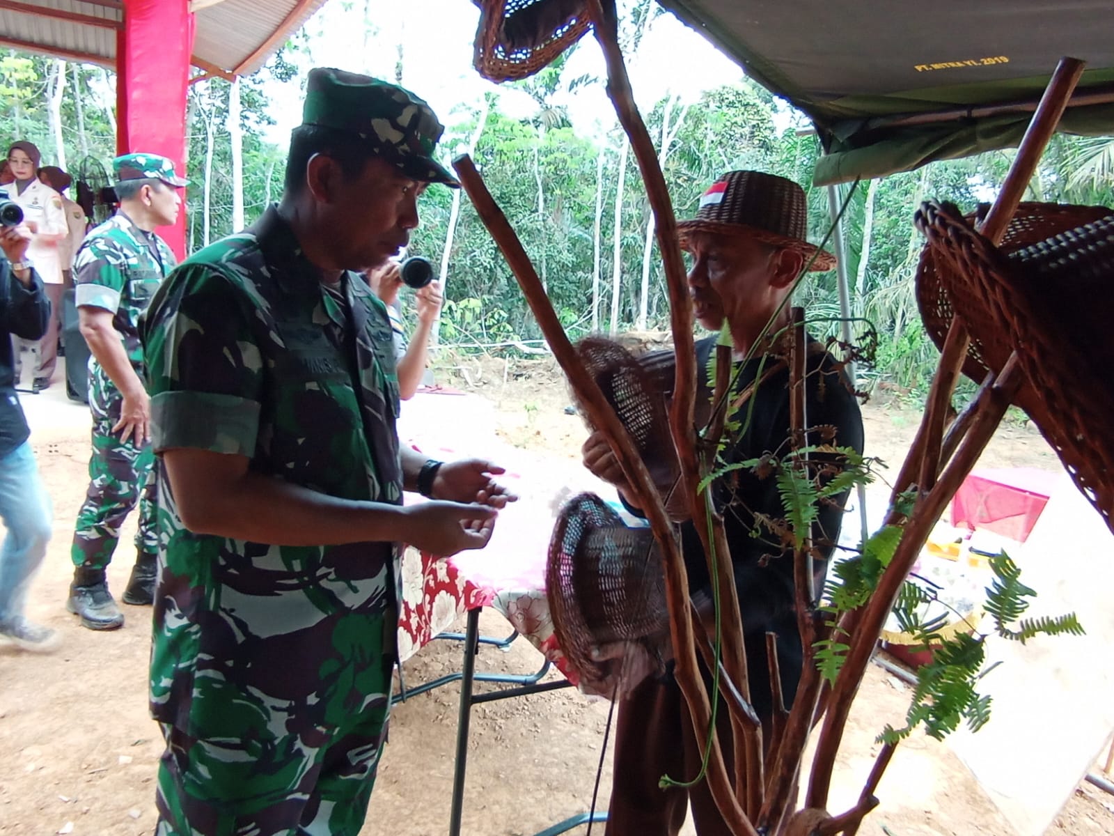 Masyarakat Desa Suka Maju Berikan Cinderamata kepada Ketua Tim Wasev Program TMMD ke-121 Kodim 0415/Jambi