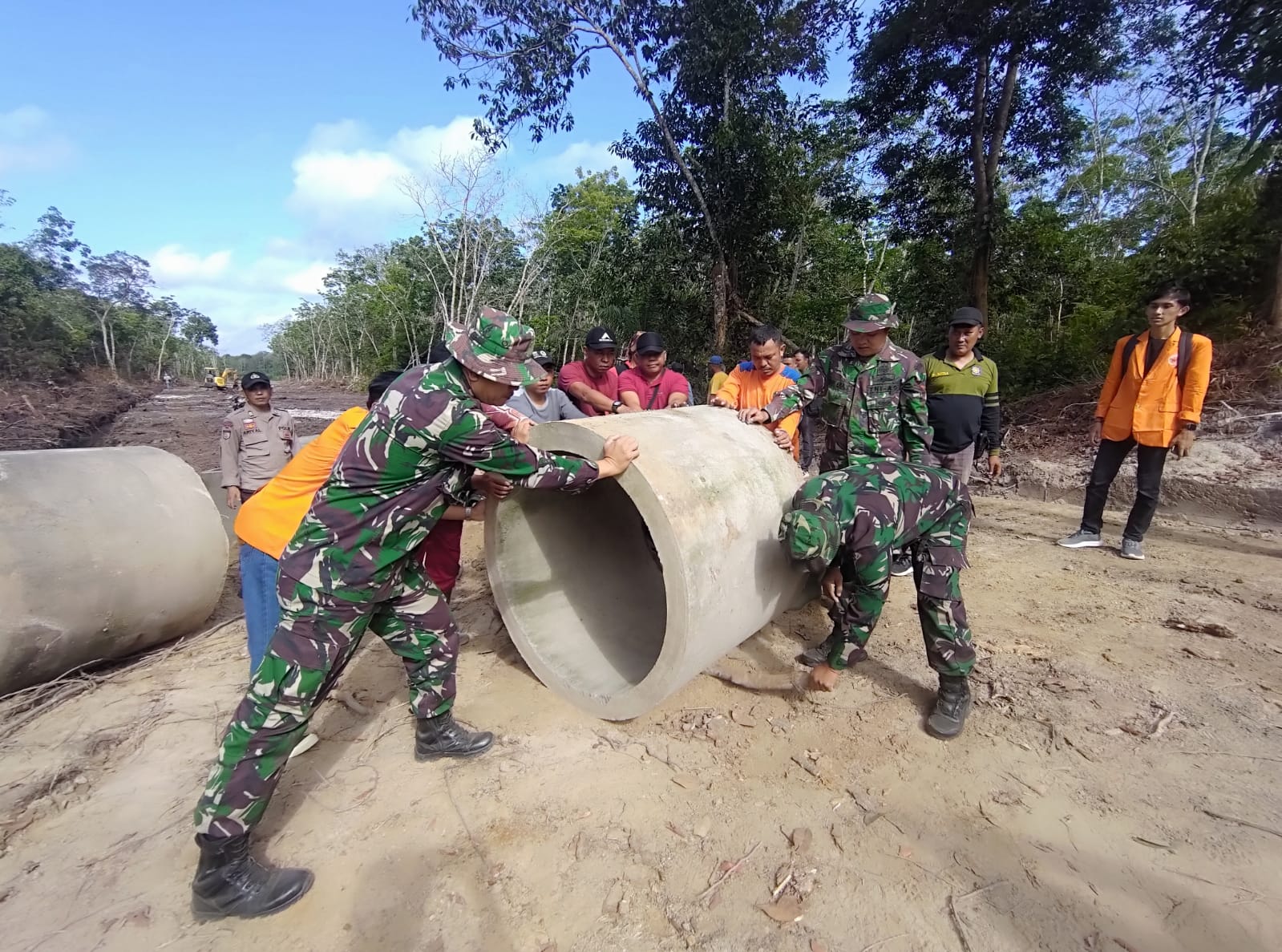 Kekompakan Satgas TMMD ke-121 Kodim 0415/Jambi bersama Warga saat Pindahkan Gorong-gorong