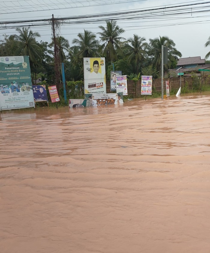 Kota Jambi Dikepung Banjir, Beberapa Titik Macet