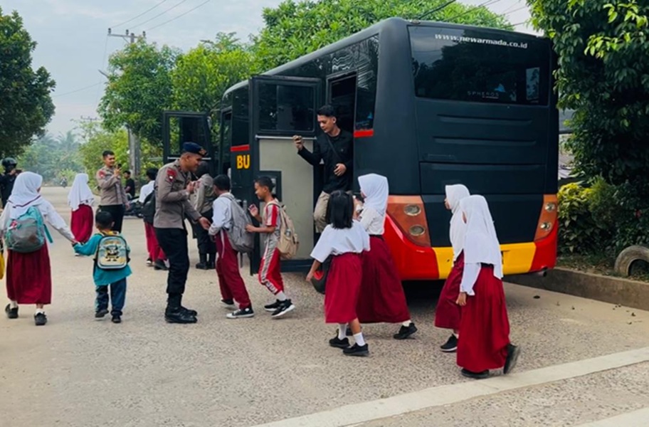 Orang Tua Murid dan Kepsek Mengaku Terbantu dengan Program Bus Sekolah Gratis dari Brimob Polda Jambi