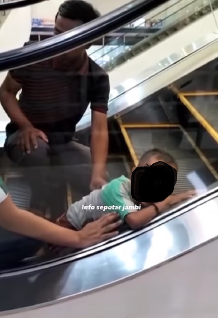 Tanpa Didampingi Orangtua, Bocah 10 Tahun Terjepit Eskalator Mall WTC Jambi 