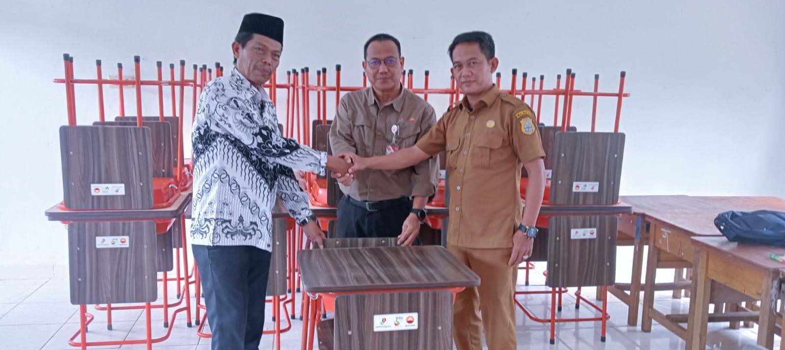 Belasan SD di Tanjab Timur dan Tanjab Barat Mendapat Bantuan Ribuan Meubelair Dari SKK Migas-PetroChina