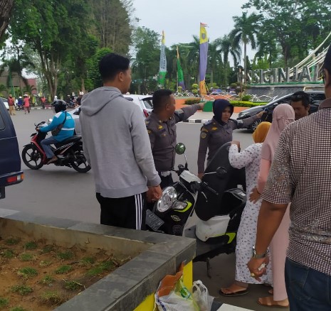 Brakk!!! Pulang dari Pasar Murah, Wanita Paruh Baya Ini Kecelakaan di Tugu Keris Siginjai Sakti Kota Jambi