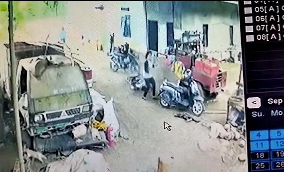 Aksi Maling Sepeda Motor di Tanjab Timur Terekam CCTV