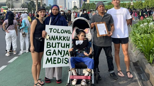 Bikin Pilu, Seorang Ibu Bawa Poster Bertuliskan 'Tolong Anakku Butuh Ganja Medis'