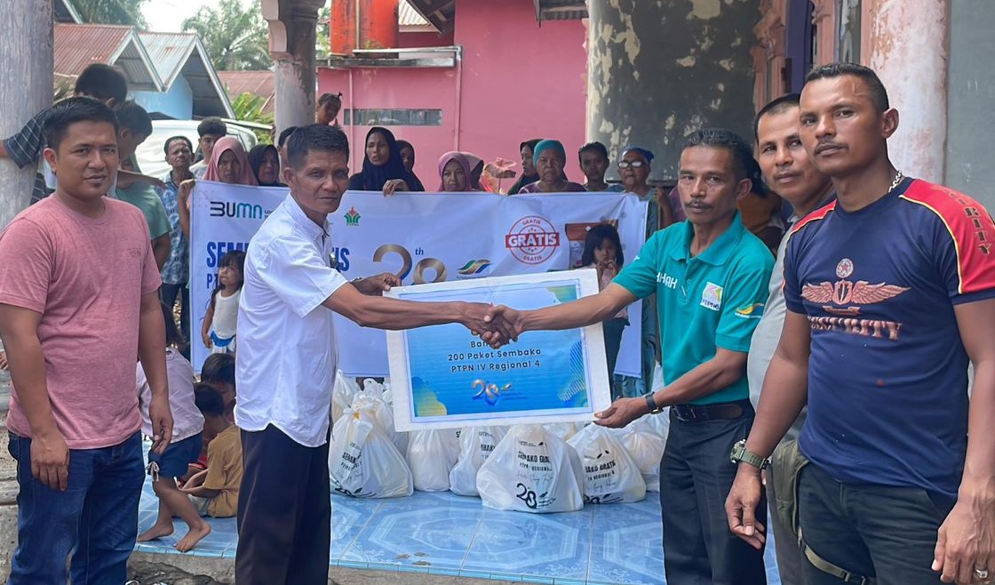 Bantu Kendalikan Inflasi, PTPN IV PalmCo Salurkan Ribuan Paket Sembako Gratis di Lima Regional