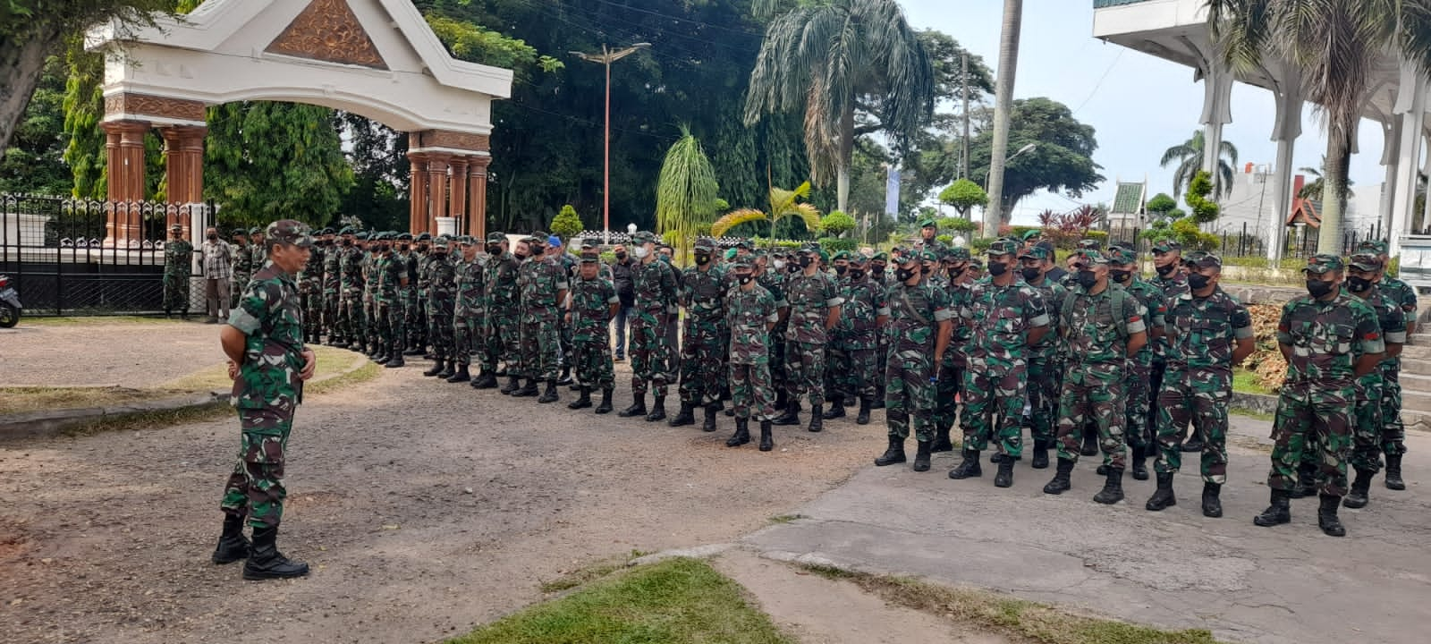 Pasca Salat Idul Fitri, TNI Korem Gapu Gotong-royong Bersihkan Masjid Al Falah