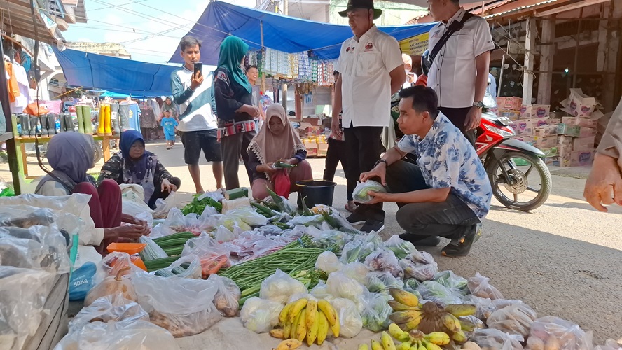 Di Pasar Sengeti, Calon Bupati Muaro Jambi Zuwanda Dengarkan Keluhan Pedagang