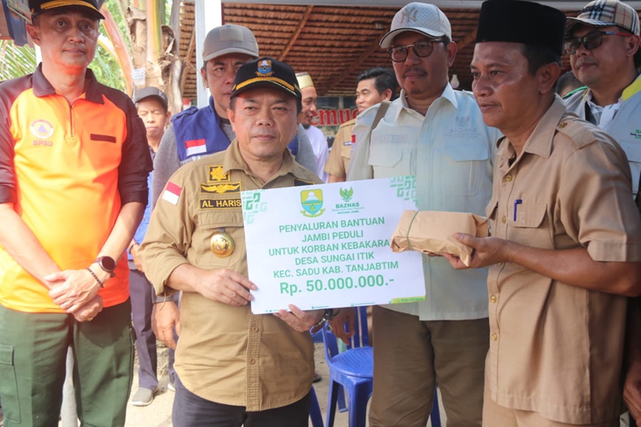 Gubernur Jambi Al Haris Serahkan Bantuan Sosial Korban Kebakaran Rumah di Desa Sungai Itik