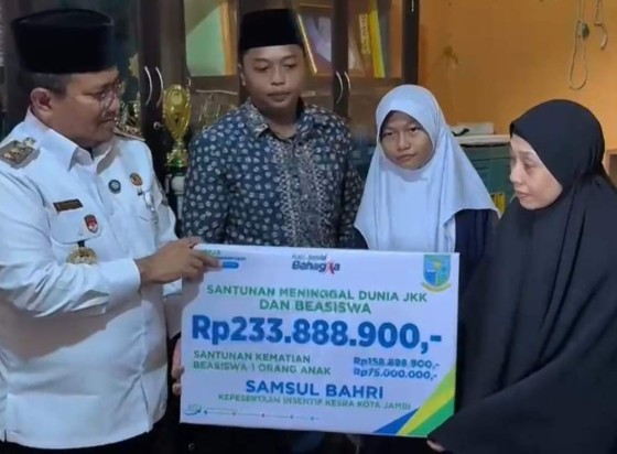 Wali Kota Maulana Turun Langsung ke Rumah Duka, Salurkan Santunan Kematian dan Beasiswa Lewat Kartu Bahagia