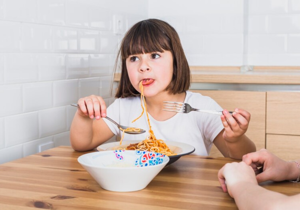 10 Tips Mengatasi Anak yang Suka Makan Mi Instan, Bunda Harus Sabar dan Konsisten