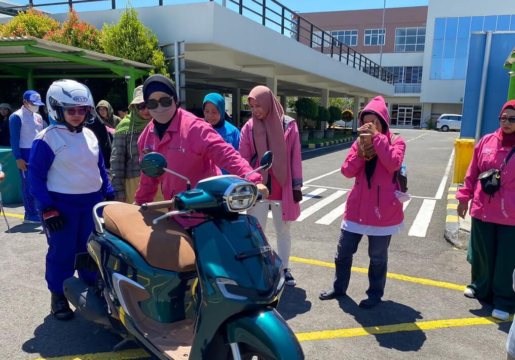 Intip Cara Kartini Zaman Now Belajar Naik Motor yang Aman dan Stylish