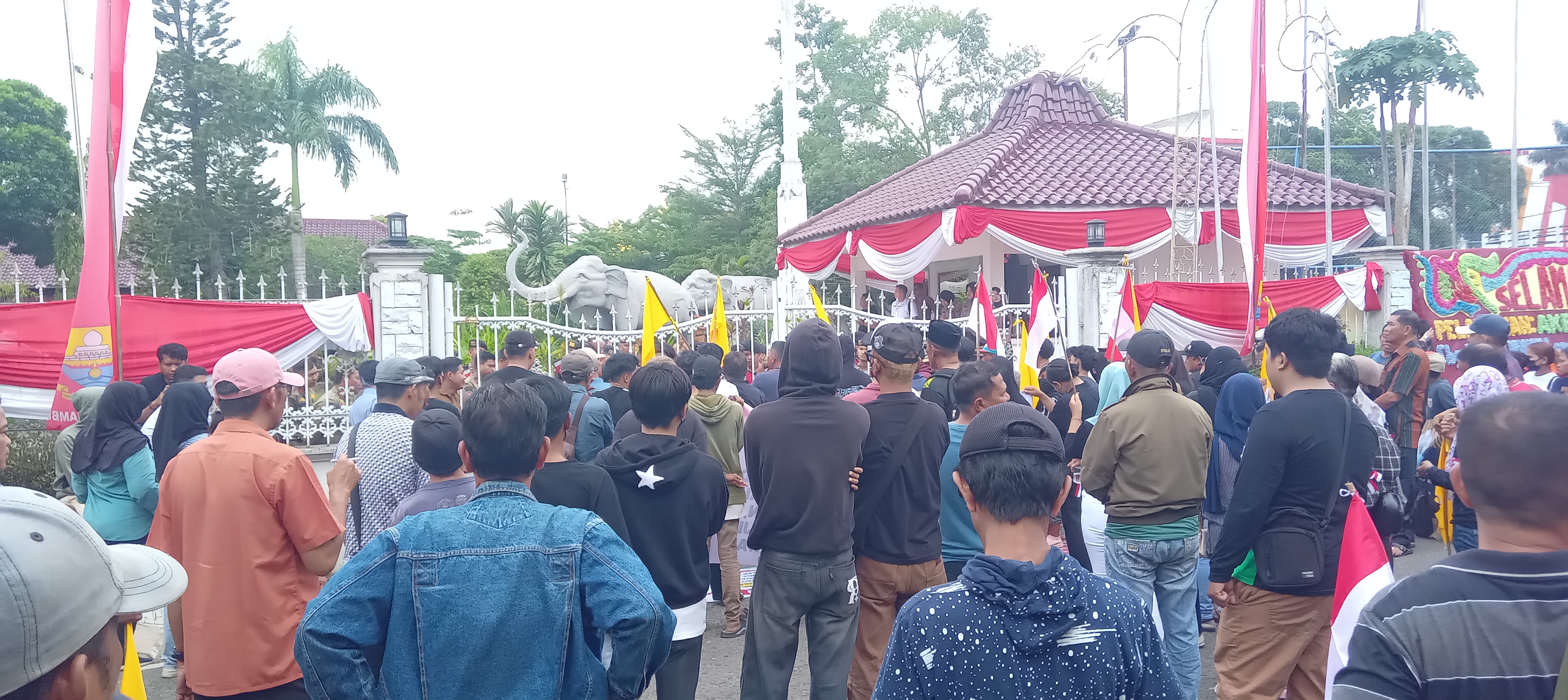 Bawa Bendera Kuning, Ratusan Orang Demo Pelantikan Ketum KONI Provinsi Jambi
