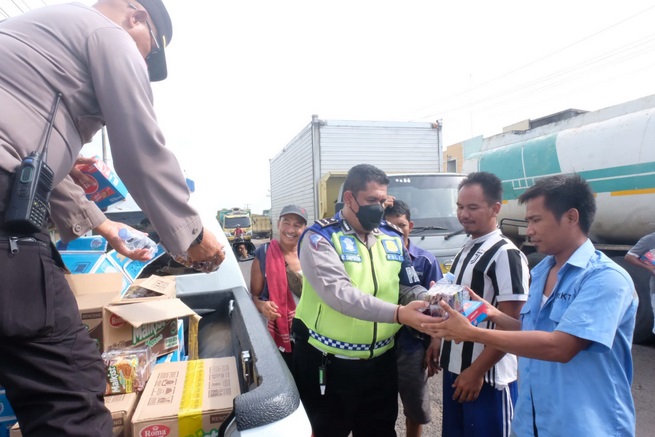 Polda Jambi Bagi-bagikan Makanan dan Minuman ke Warga dan Sopir di Lokasi Demo, Pelabuhan Talang Duku