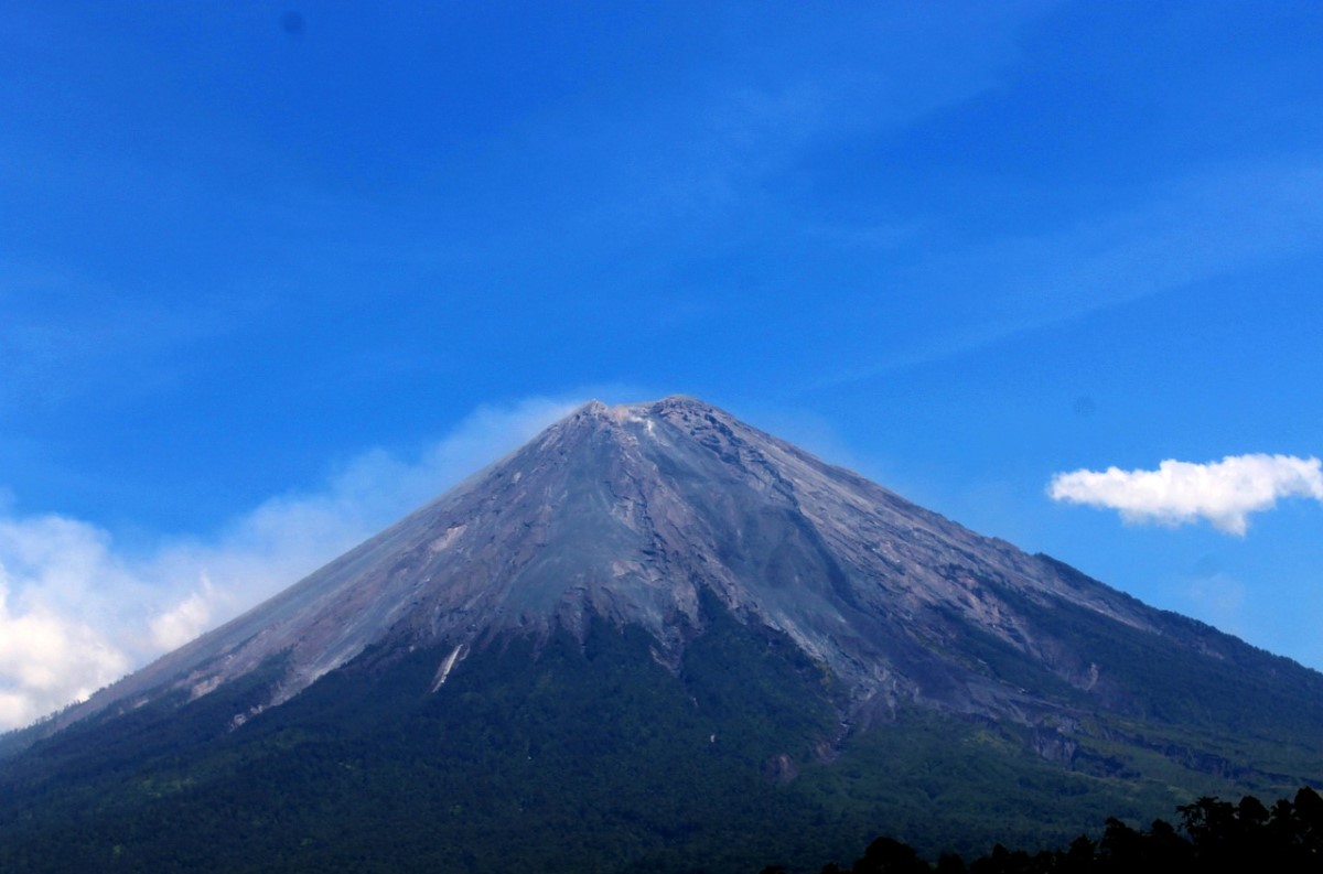 Waspada, Gunung Semeru Erupsi Lontarkan Abu Vulkanik Setinggi 900 Meter