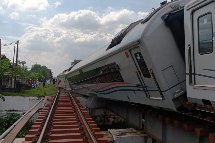 Evakuasi KA Purwojaya di Bekasi Rampung, Jalur Kereta Kembali Normal