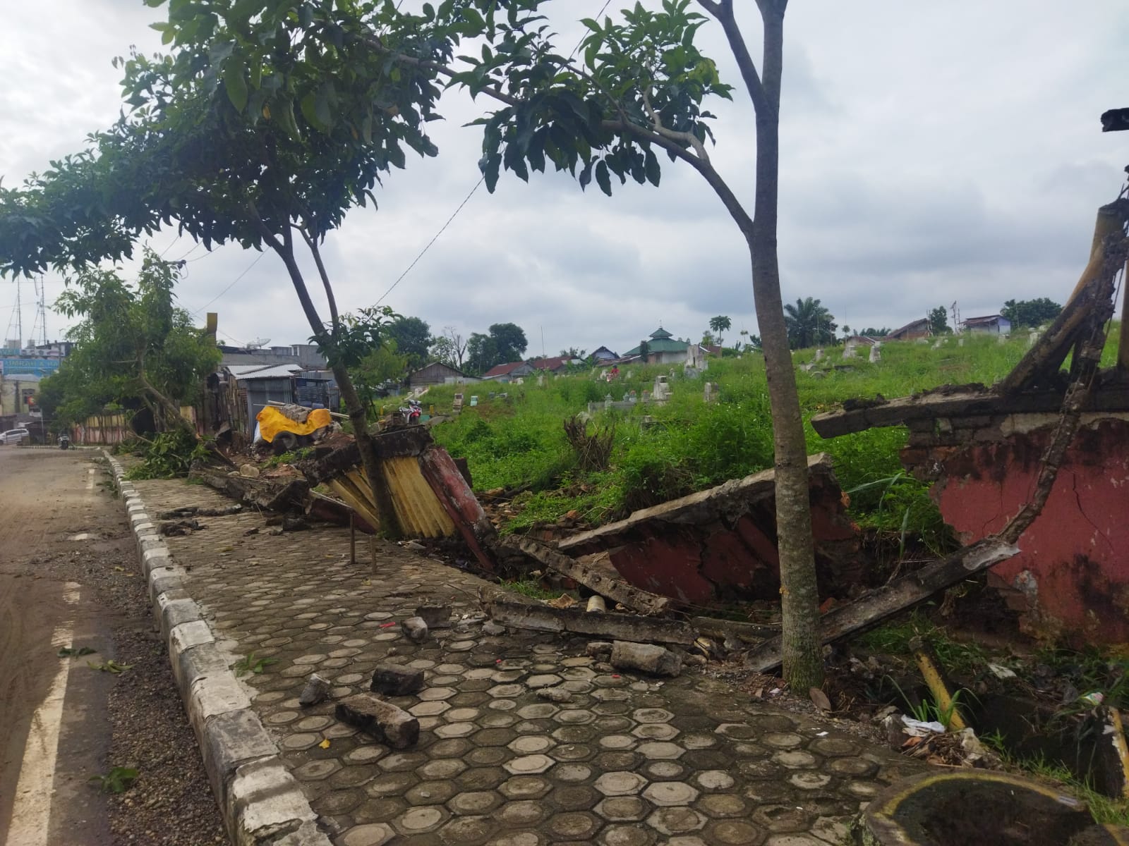 Diguyur Hujan Deras, Tembok Kuburan Cina Roboh, Begini Kondisi Pedagang di Sana