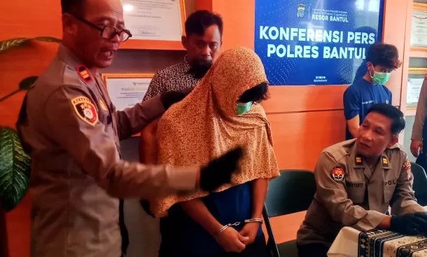 Disangka Perempuan, Pria Pencuri Motor Berjilbab Melompat ke Jurang