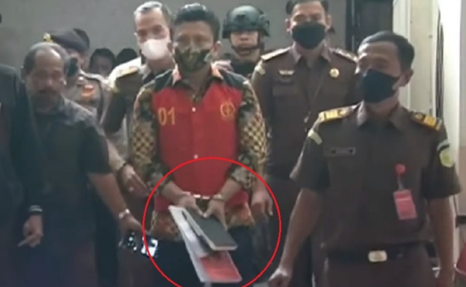 Penampakan Ferdy Sambo Hadir di PN Jaksel, Pakai Rompi Tahanan, Tangan Diborgol dan Pegang Berkas-berkas 