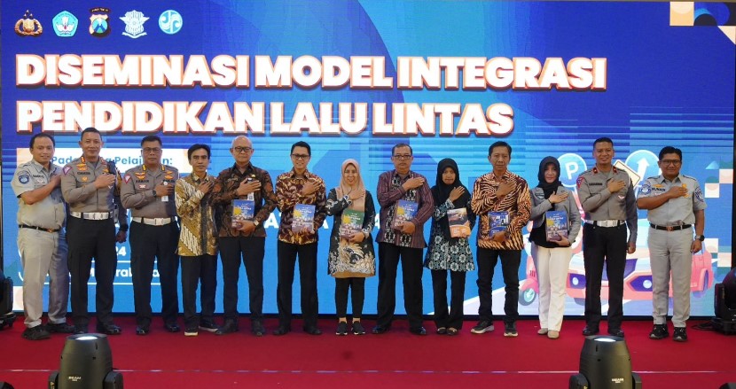 Jasa Raharja dan Korlantas Polri Serahkan Buku Pendidikan Lalu Lintas Kepada Tenaga Pengajar di Jawa Timur
