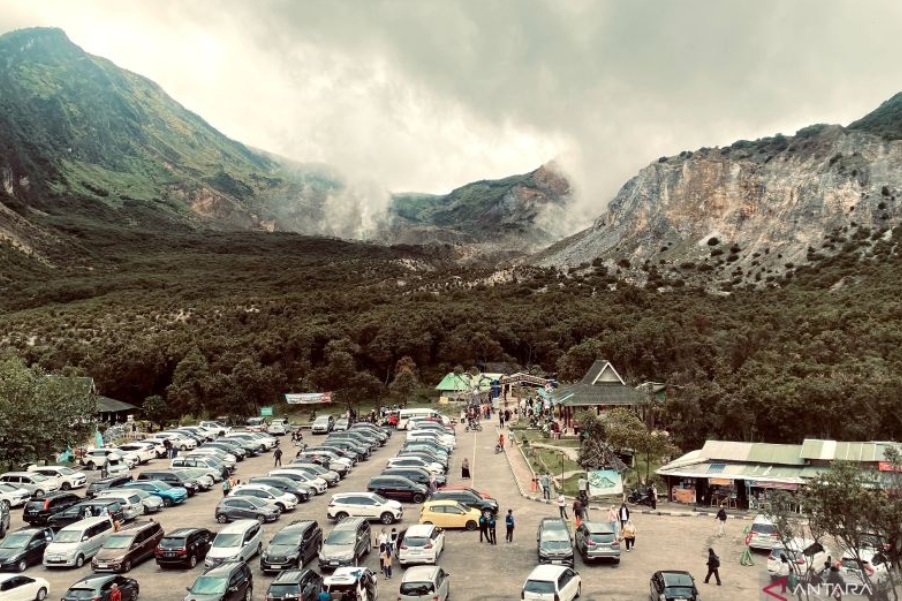 Libur Nataru! Ribuan Wisatawan Kunjungi Gunung Papandayan di Garut