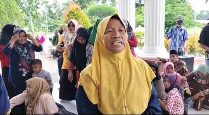 Ratusan Warga Desa Sungai Bungur Kumpeh Demo di Kantor Bupati