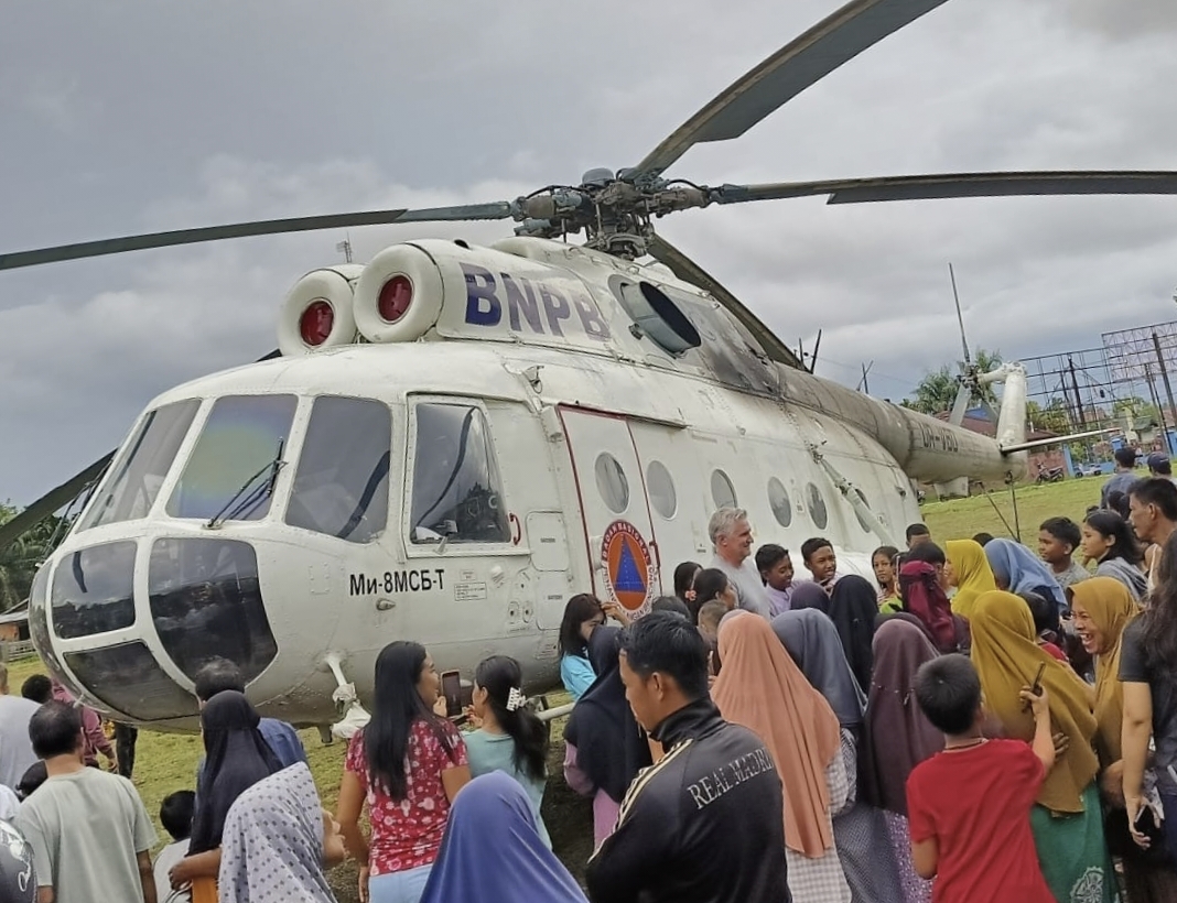 BREAKING NEWS: Cuaca Buruk, Helikopter BNPB Mendarat Darurat di Muaro Jambi