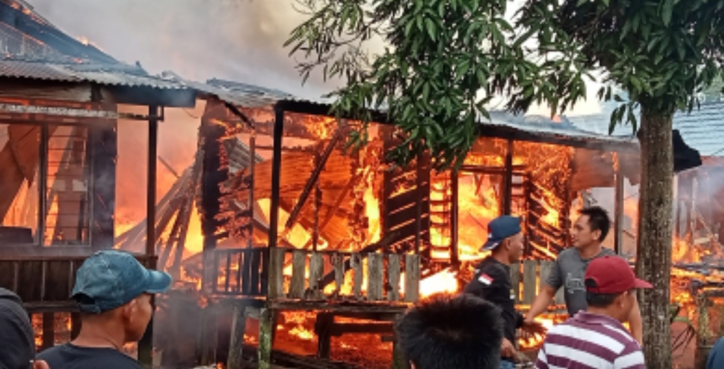 BREAKING NEWS : Kebakaran Hebat Hanguskan 5 Unit Rumah di Nipah Panjang Tanjab Timur