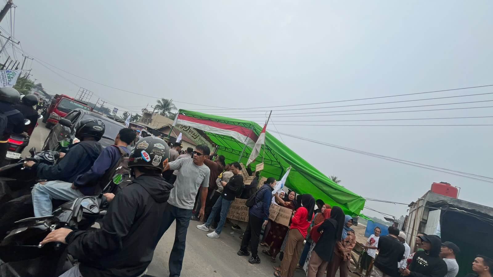 BREAKING NEWS: Warga Tutup Jalan Lintas Timur di Penyengat Olak, Protes Aktivitas Tambang Pasir