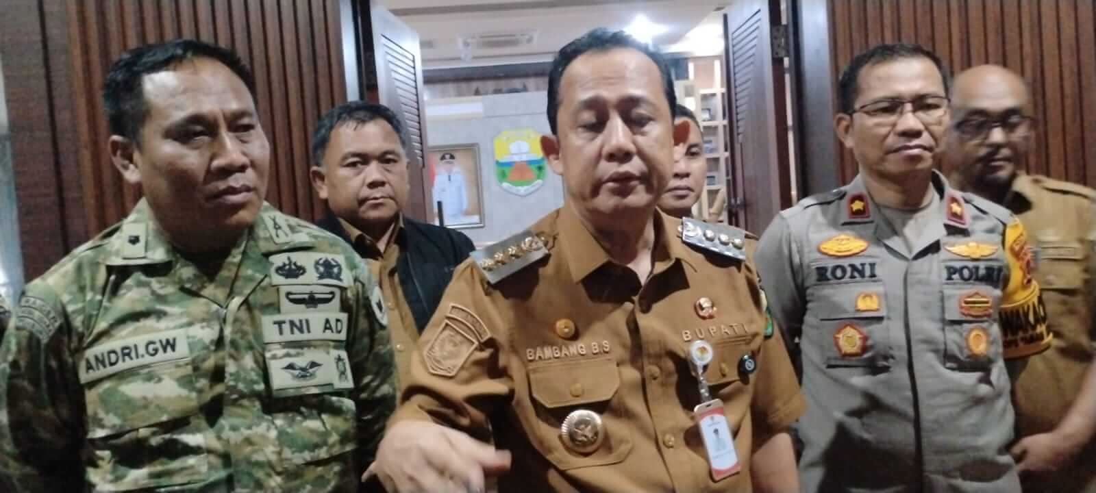 Tegas!! Bupati BBS Tutup Stockpile Pasir di Penyengat Olak, Soroti Masalah Perizinan