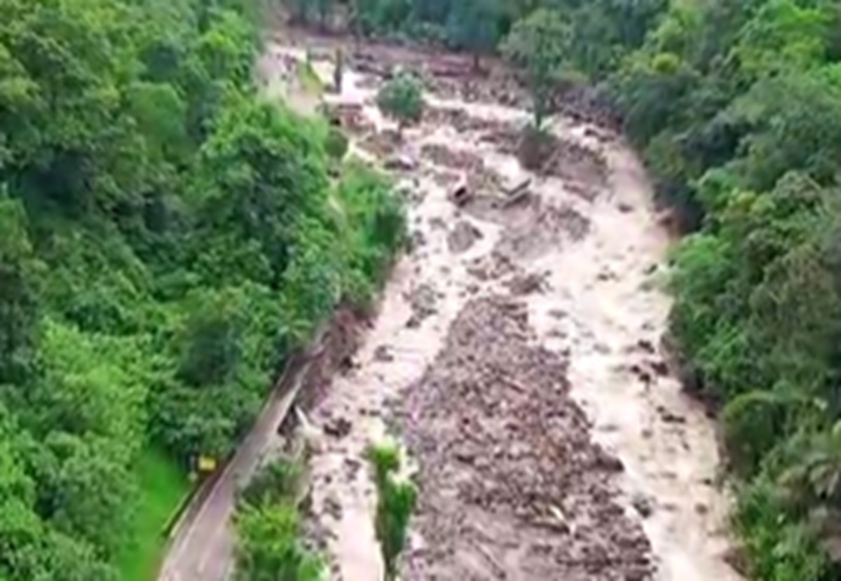 Hujan Lebat, Jalan Padang-Bukittinggi via Lembah Anai Putus Total