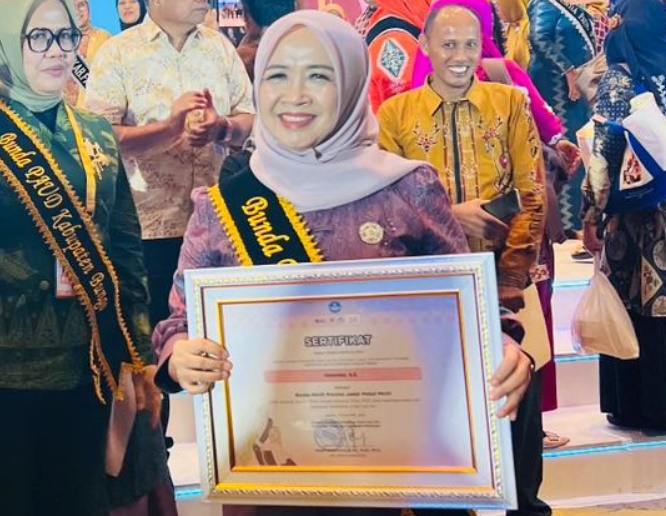 Hj. Hesti Haris Raih Penghargaan Nasional sebagai Bunda PAUD Peduli PAUD 2025