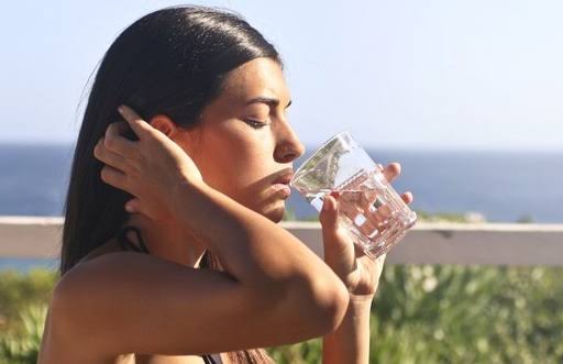 4 Efek Samping Minum Air Putih Sambil Berdiri, Bahaya Bun!